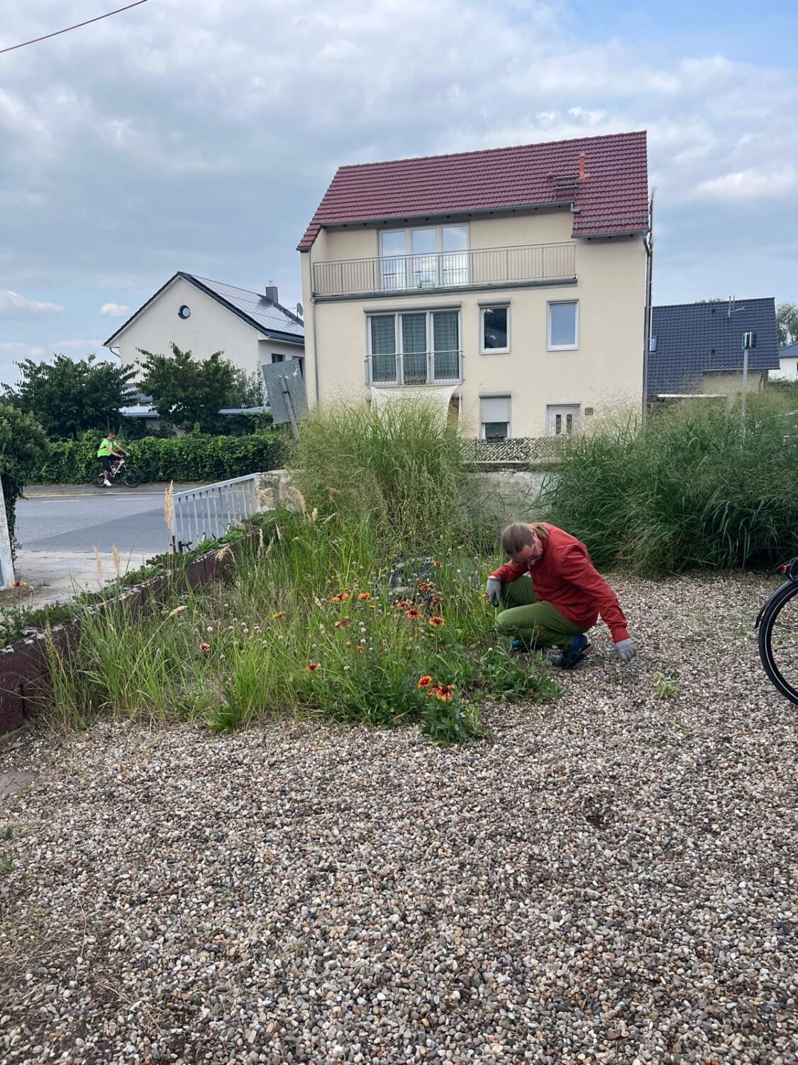 Holger bei der Gartenarbeit