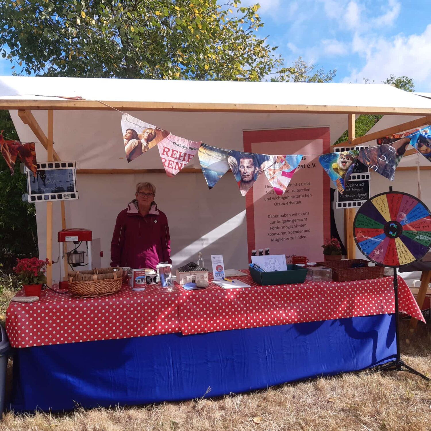 Ingrid hinterm Infostand