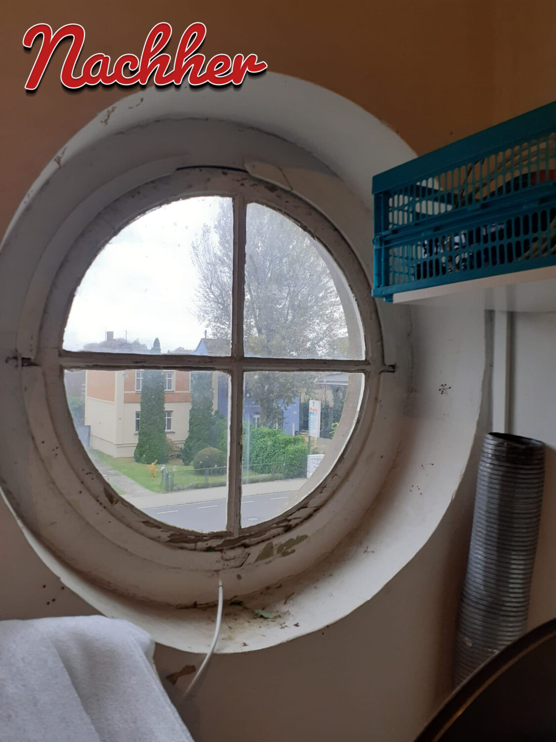 Nachher: von Efeu befreites rundes Fenster
