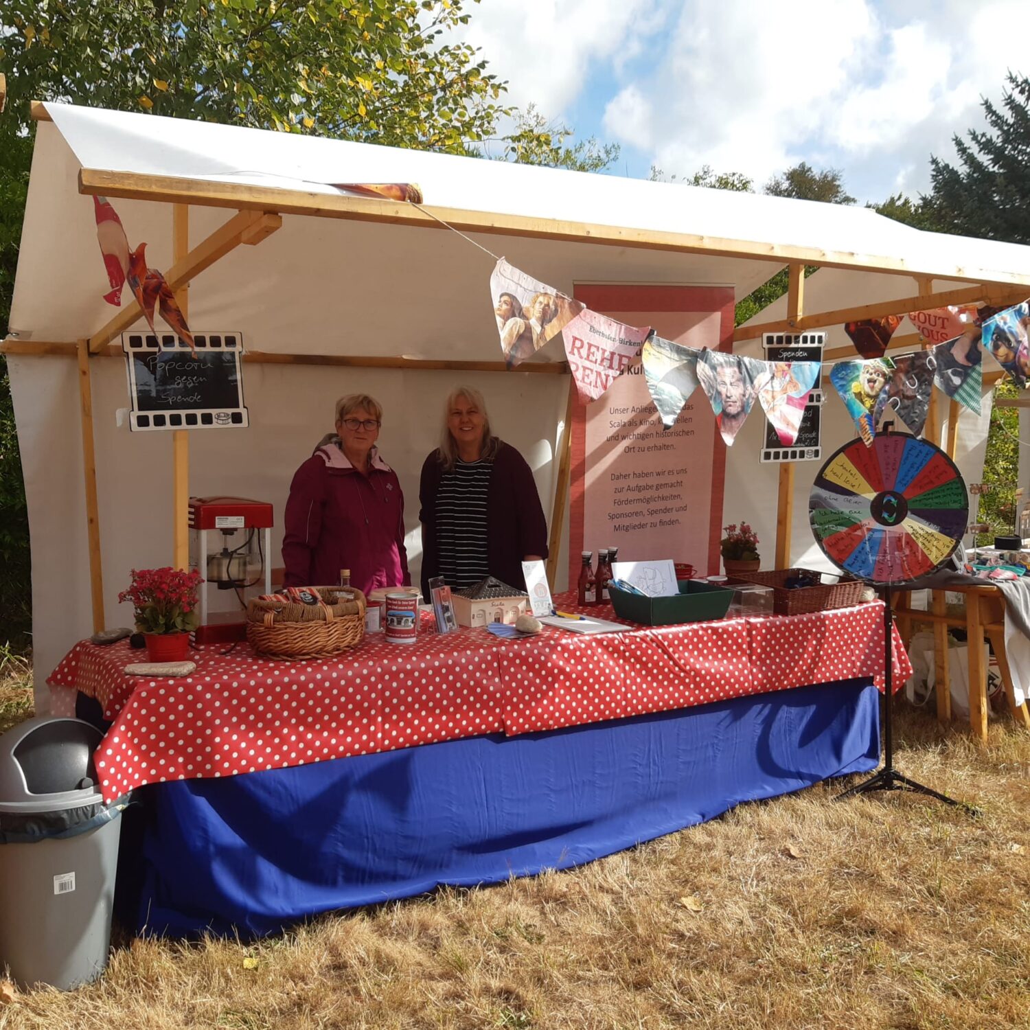 Ingrid und Inge hinterm Infostand