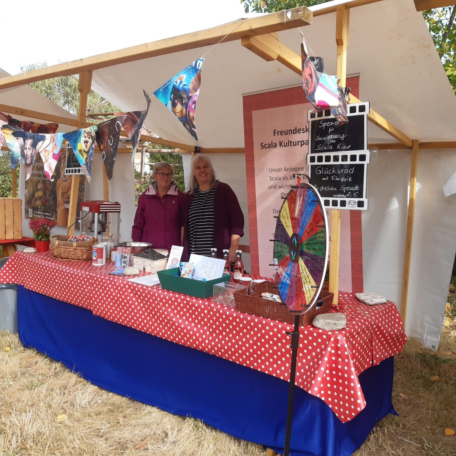 Noch einmal Ingrid und Inge hinterm Infostand