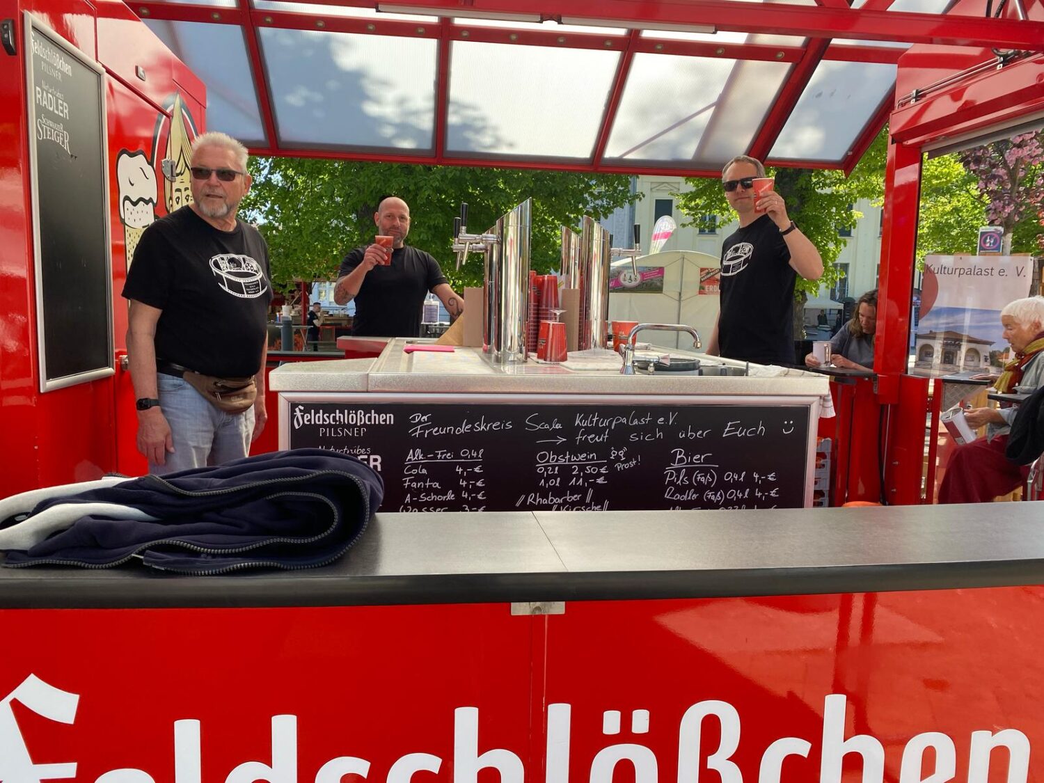 Prost! Helfer an den Zapfanlagen
