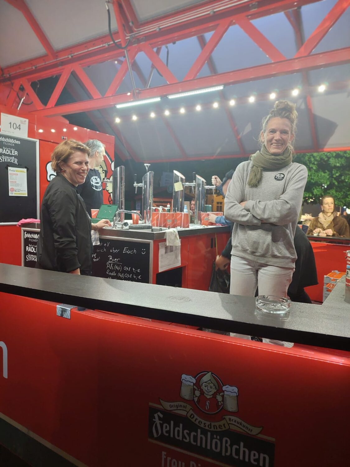 2. Mai 2025: Steffi und Kristine abends im Getränkewagen