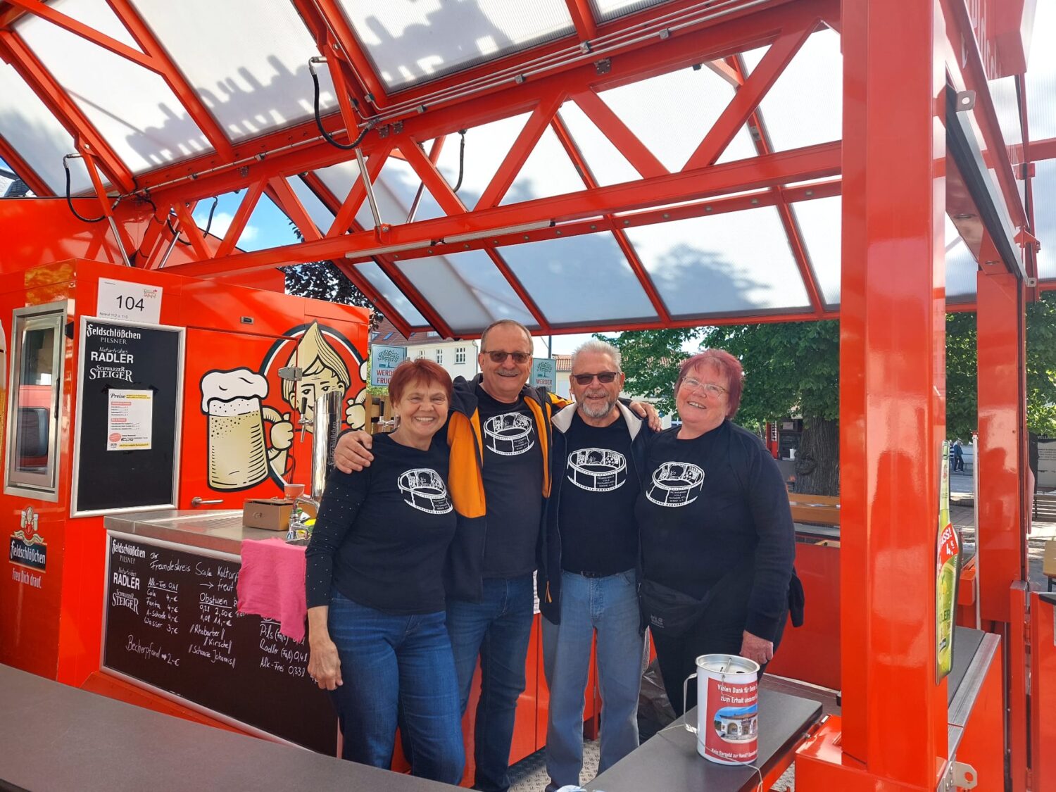 Manu, Jens, Richi und Britta im Getränkewagen