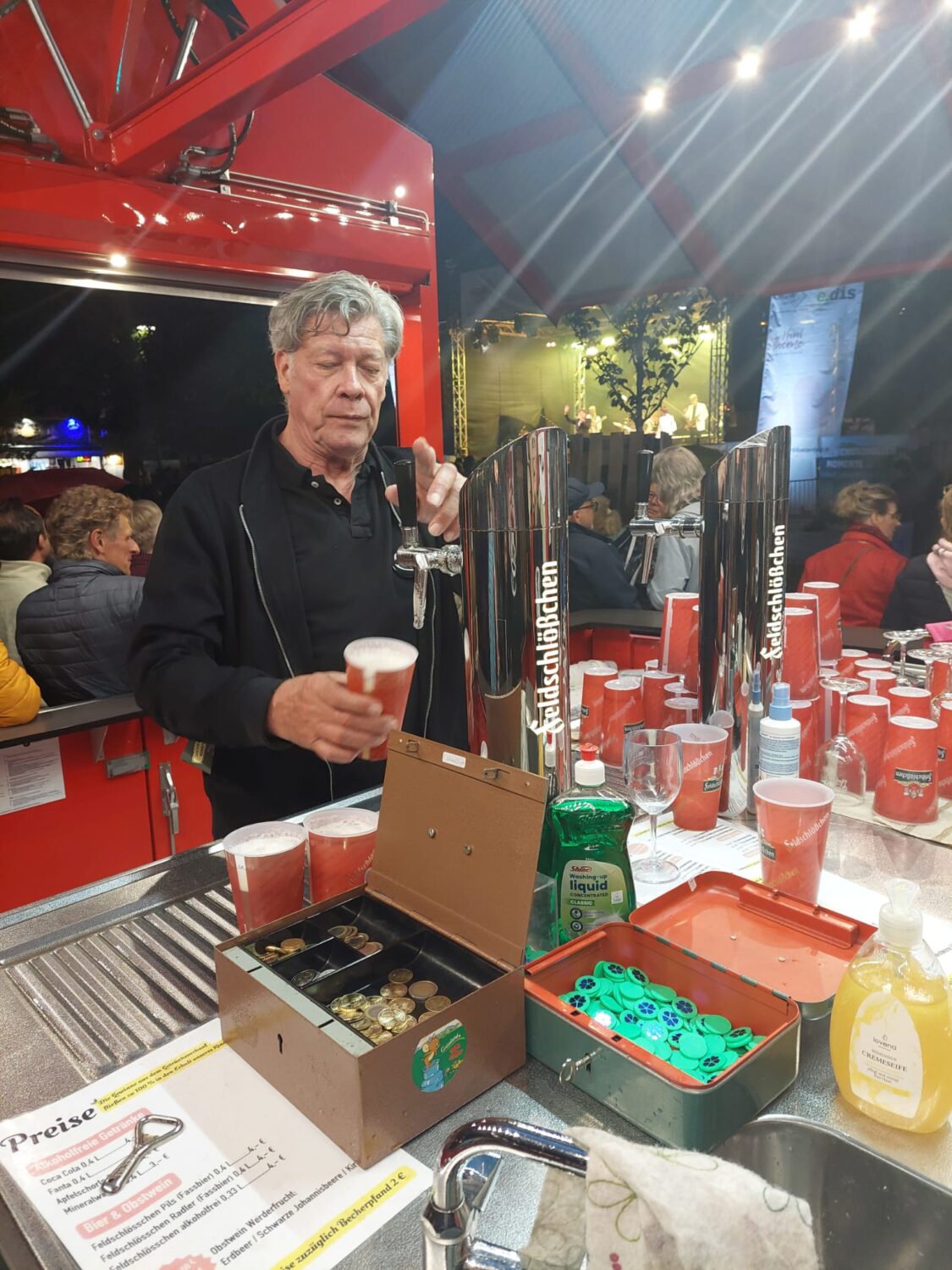 Jürgen beim Zapfen