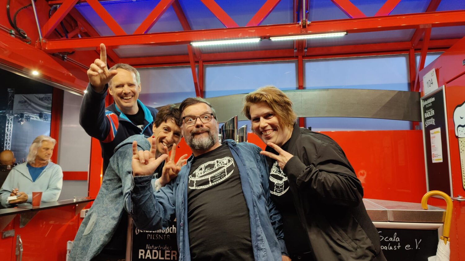 Christoph, Steffi, Thomas und Steffi lachend im Getränkewagen