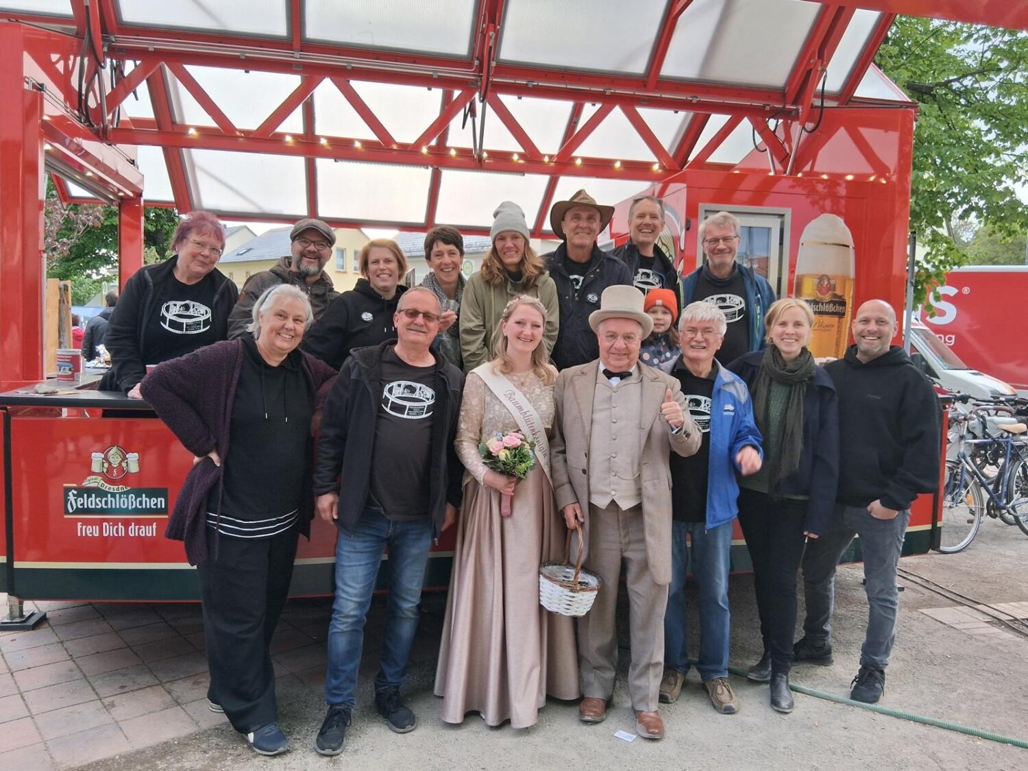 Gruppenbild mit Baumblütenkönigin und Bartschi