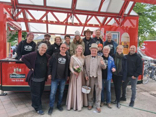 Gruppenbild mit Baumblütenkönigin und Bartschi