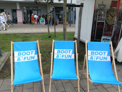 Drei Liegestühle mit der Aufschrift "Boot & Fun"