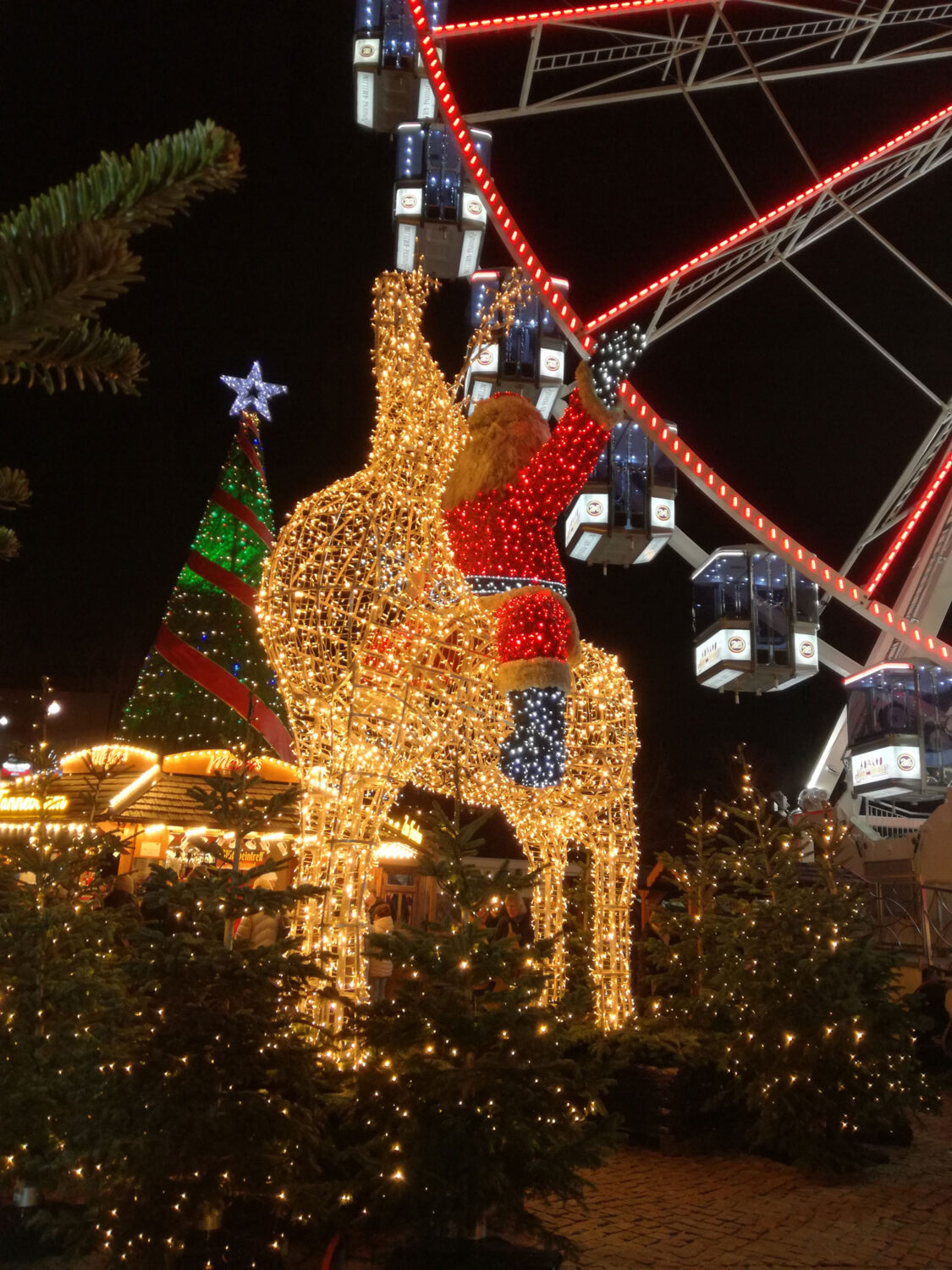 Riesen-Weihnachtsmann auf Lämpchen-Rentier