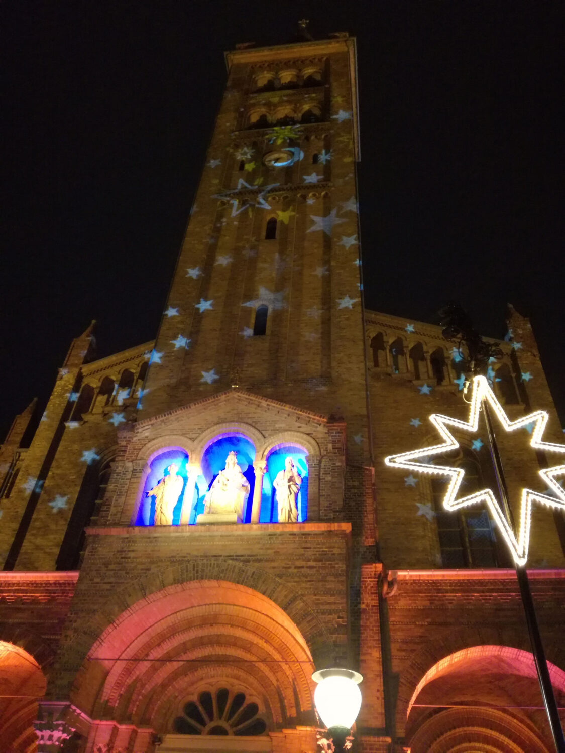 Kirche St. Peter und Paul mit Sternen-Lichtern