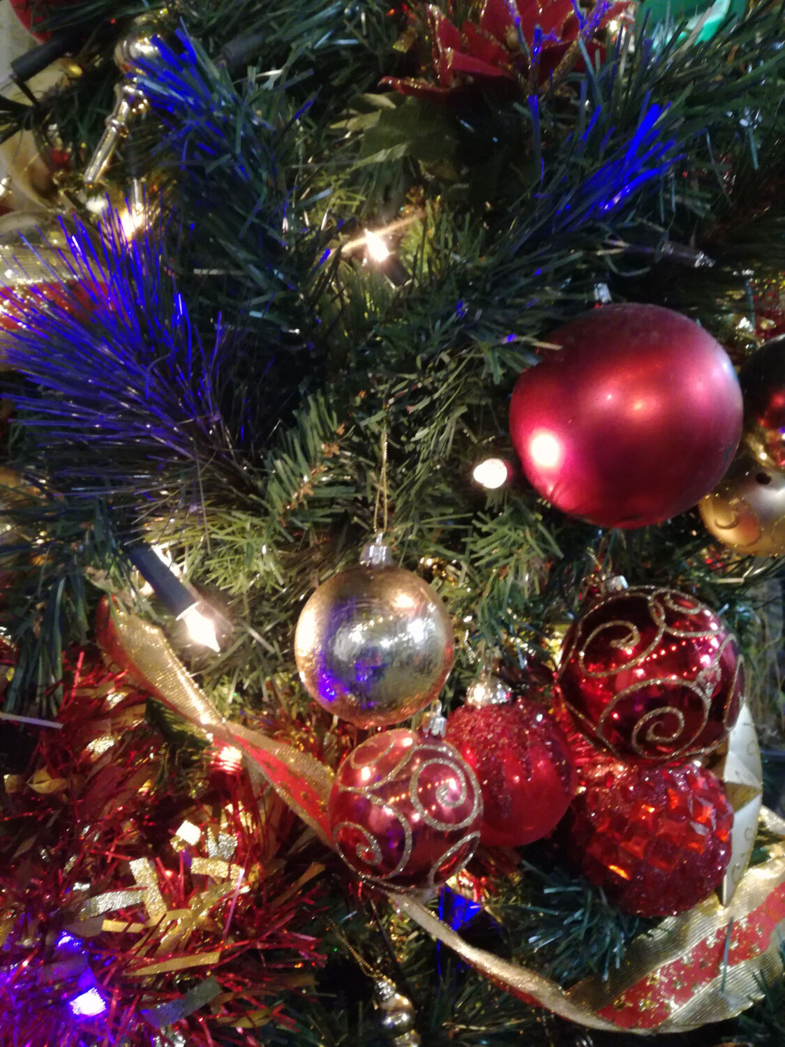 Rote und goldene Kugeln an einem Weihnachtsbaum
