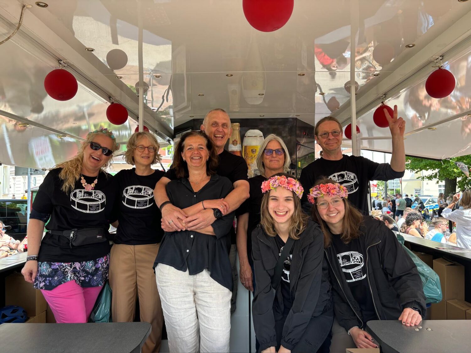 Sylvia, Anissa und weitere Getränkewagen-Helfende am 4. Mai 2024 nachmittags