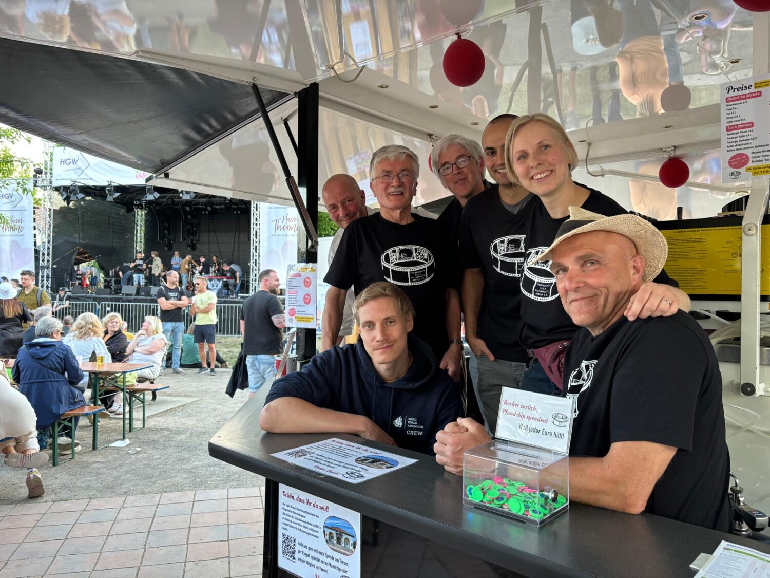 Getränkewagen-Helfende am 4. Mai 2024 abends