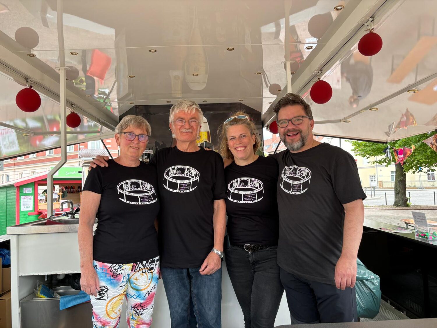 Ingrid, Jürgen, Steffi und Thomas als Getränkewagen-Helfende am 5. Mai 2024 mittags