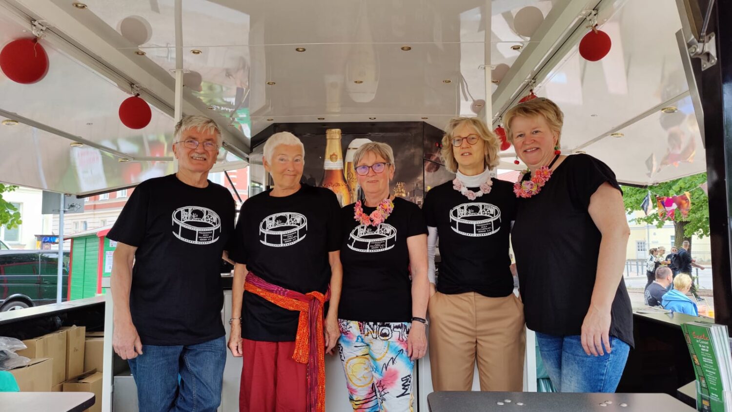 Jürgen, Editha, Ingrid, Anissa und eine weitere Getränkewagen-Helferin am 5. Mai 2024 mittags