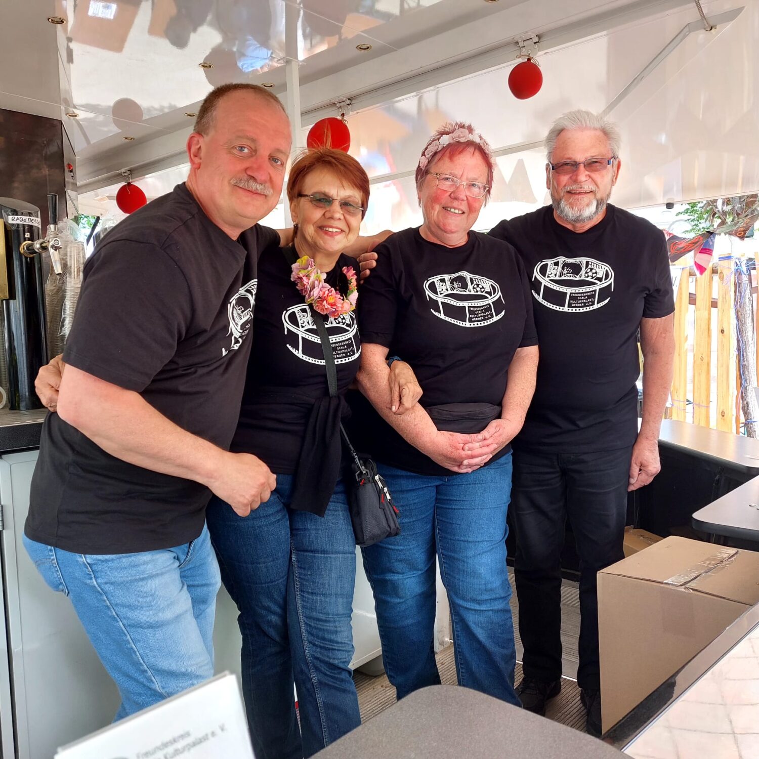 Jens, Manu, Britta und Richie als Getränkewagen-Helfende am 5. Mai 2024 nachmittags