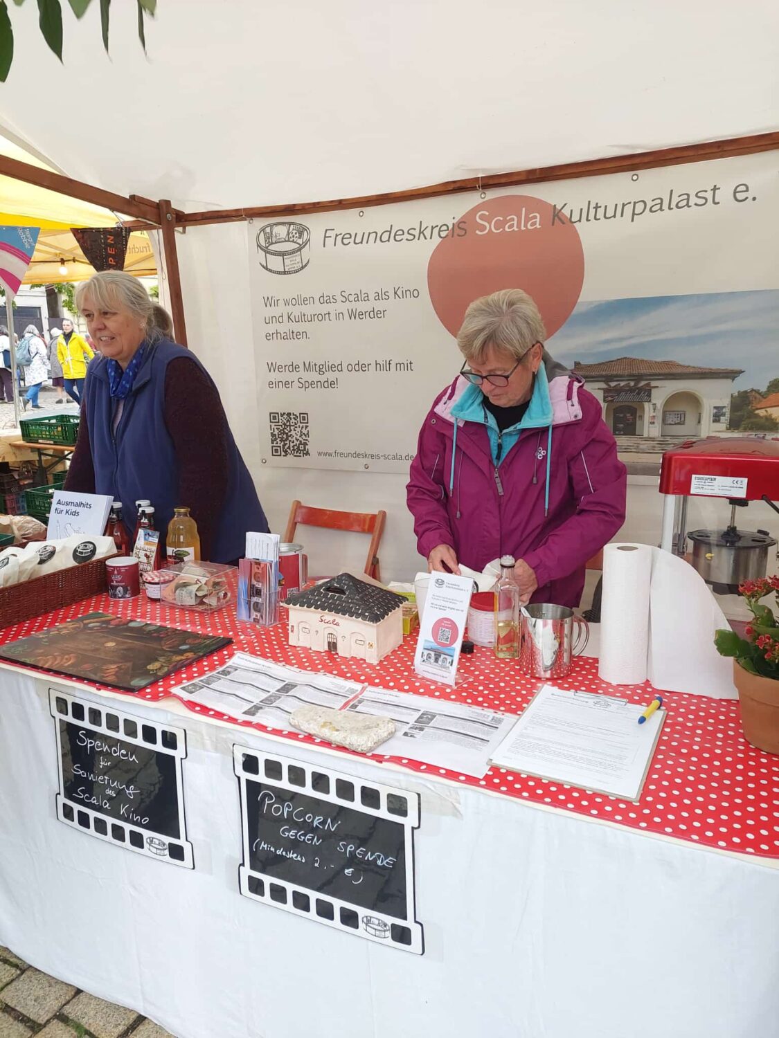 Inge und Ingrid am Stand bei der Veranstaltung "FestEssen"
