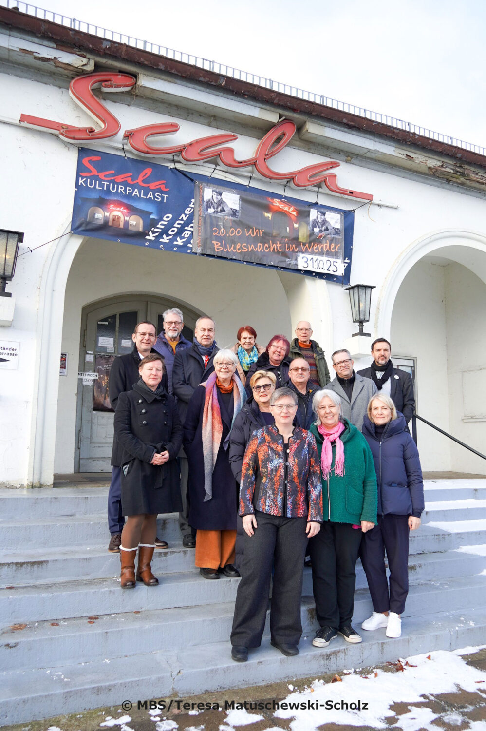 Gruppenaufnahme vor dem Scala-Gebäude