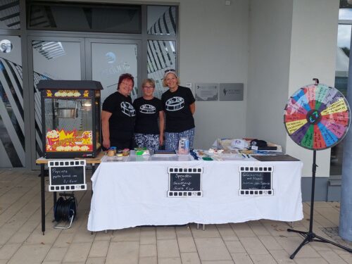 Britta, Ingrid und eine weitere Helferin hinterm Infostand