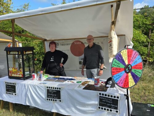 Britta und Roland hinterm Infostand