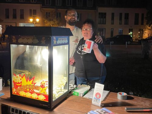 Tino und Britta mit Spendendose und Popcornmaschine