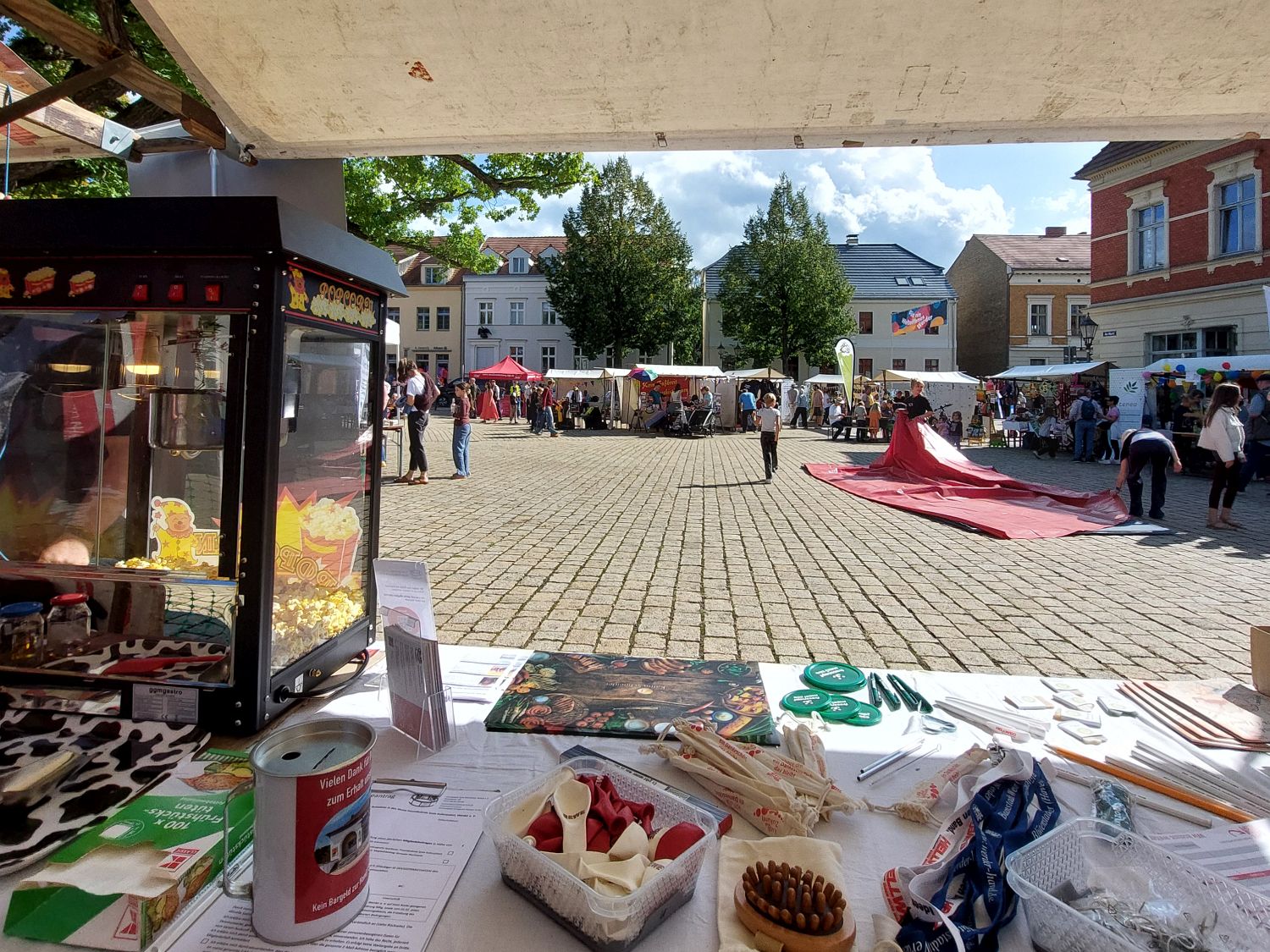 Blick vom Infostand über den Marktplatz auf der Insel